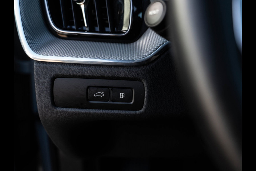 Volvo XC60 2.0 T6 Plug-in hybrid AWD Plus Black Edition | Pano | Surround View | Trekhaak | BTW