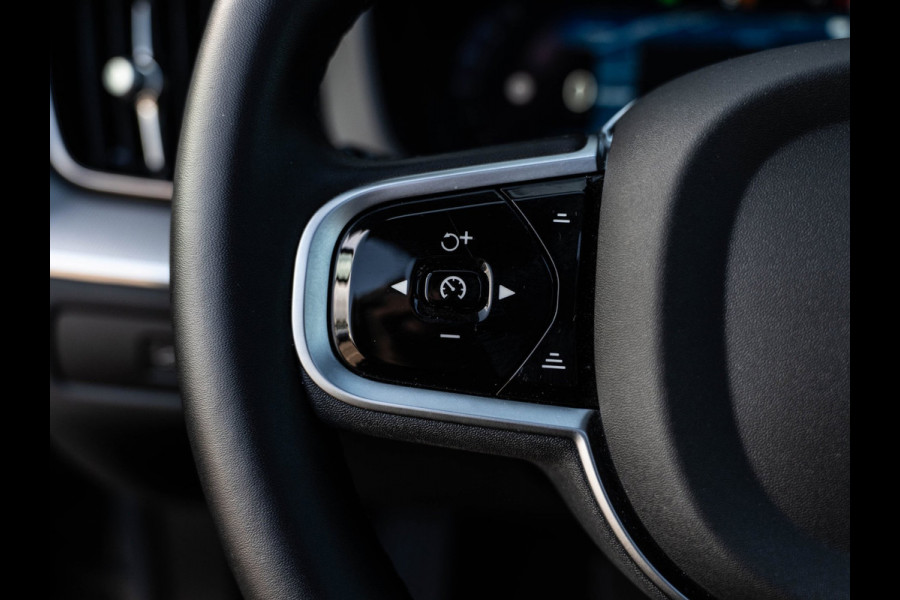 Volvo XC60 2.0 T6 Plug-in hybrid AWD Plus Black Edition | Pano | Surround View | Trekhaak | BTW