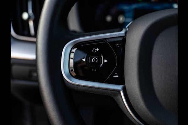 Volvo XC60 2.0 T6 Plug-in hybrid AWD Plus Black Edition | Pano | Surround View | Trekhaak | BTW