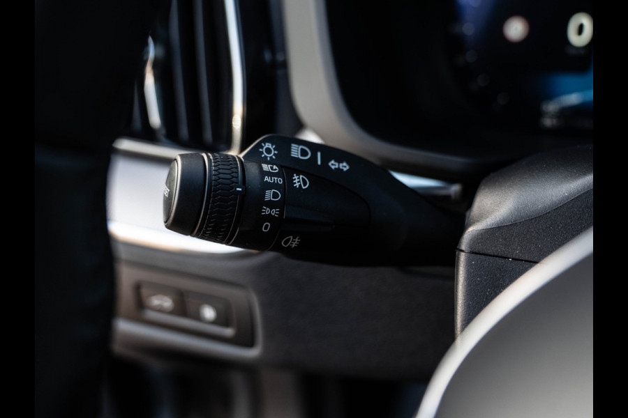 Volvo XC60 2.0 T6 Plug-in hybrid AWD Plus Black Edition | Pano | Surround View | Trekhaak | BTW