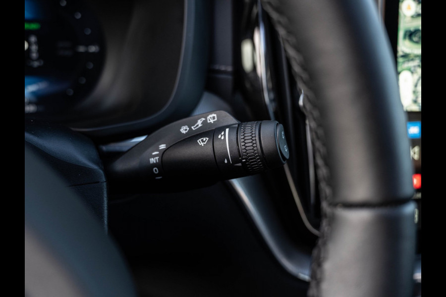 Volvo XC60 2.0 T6 Plug-in hybrid AWD Plus Black Edition | Pano | Surround View | Trekhaak | BTW