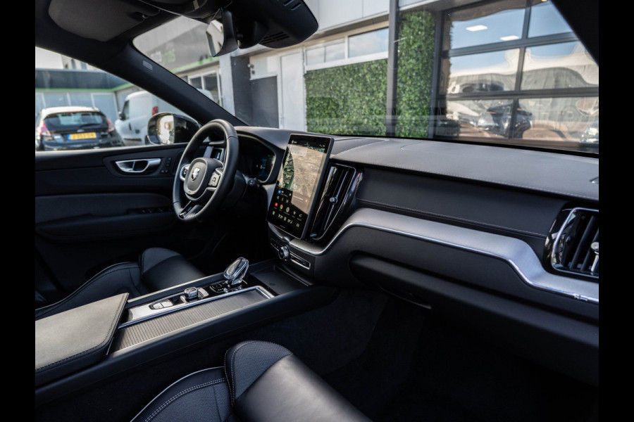 Volvo XC60 2.0 T6 Plug-in hybrid AWD Plus Black Edition | Pano | Surround View | Trekhaak | BTW
