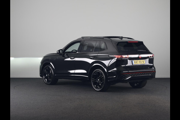 Volkswagen Tiguan 1.5 eHybrid R-Line Edition 204 pk Automaat (DSG) | Verlengde garantie | Navigatie | Panoramadak | Trekhaak (wegklapbaar) | Parkeersensoren (Park assist) | Rondomzicht camera | R-Line |