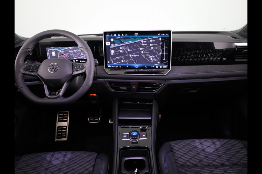 Volkswagen Tiguan 1.5 eHybrid R-Line Edition 204 pk Automaat (DSG) | Verlengde garantie | Navigatie | Panoramadak | Trekhaak (wegklapbaar) | Parkeersensoren (Park assist) | Rondomzicht camera | R-Line |