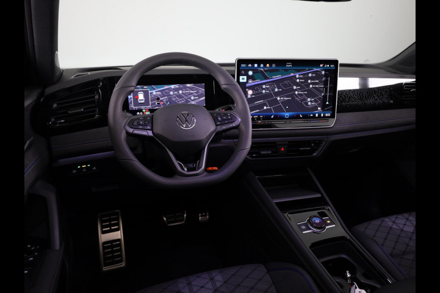 Volkswagen Tiguan 1.5 eHybrid R-Line Edition 204 pk Automaat (DSG) | Verlengde garantie | Navigatie | Panoramadak | Trekhaak (wegklapbaar) | Parkeersensoren (Park assist) | Rondomzicht camera | R-Line |