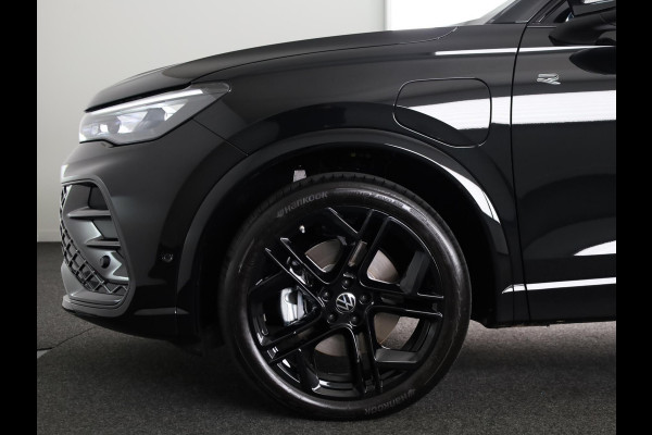 Volkswagen Tiguan 1.5 eHybrid R-Line Edition 204 pk Automaat (DSG) | Verlengde garantie | Navigatie | Panoramadak | Trekhaak (wegklapbaar) | Parkeersensoren (Park assist) | Rondomzicht camera | R-Line |