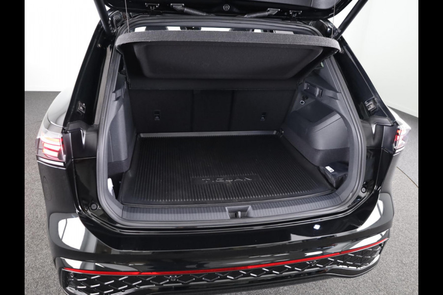 Volkswagen Tiguan 1.5 eHybrid R-Line Edition 204 pk Automaat (DSG) | Verlengde garantie | Navigatie | Panoramadak | Trekhaak (wegklapbaar) | Parkeersensoren (Park assist) | Rondomzicht camera | R-Line |