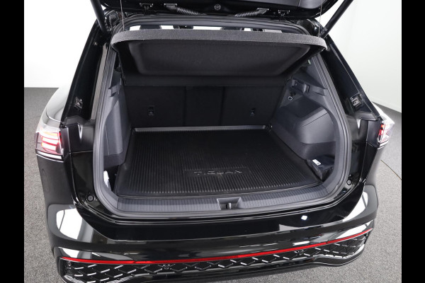 Volkswagen Tiguan 1.5 eHybrid R-Line Edition 204 pk Automaat (DSG) | Verlengde garantie | Navigatie | Panoramadak | Trekhaak (wegklapbaar) | Parkeersensoren (Park assist) | Rondomzicht camera | R-Line |