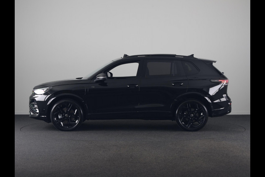 Volkswagen Tiguan 1.5 eHybrid R-Line Edition 204 pk Automaat (DSG) | Verlengde garantie | Navigatie | Panoramadak | Trekhaak (wegklapbaar) | Parkeersensoren (Park assist) | Rondomzicht camera | R-Line |