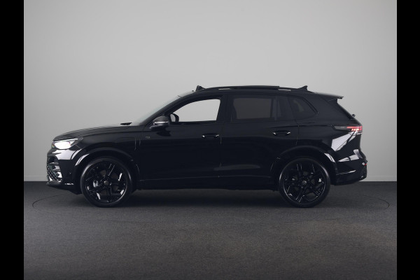 Volkswagen Tiguan 1.5 eHybrid R-Line Edition 204 pk Automaat (DSG) | Verlengde garantie | Navigatie | Panoramadak | Trekhaak (wegklapbaar) | Parkeersensoren (Park assist) | Rondomzicht camera | R-Line |