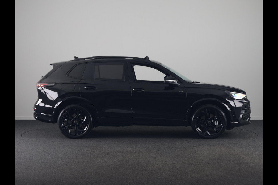 Volkswagen Tiguan 1.5 eHybrid R-Line Edition 204 pk Automaat (DSG) | Verlengde garantie | Navigatie | Panoramadak | Trekhaak (wegklapbaar) | Parkeersensoren (Park assist) | Rondomzicht camera | R-Line |