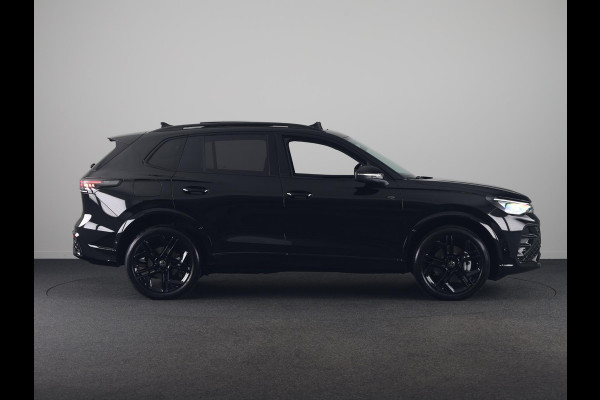 Volkswagen Tiguan 1.5 eHybrid R-Line Edition 204 pk Automaat (DSG) | Verlengde garantie | Navigatie | Panoramadak | Trekhaak (wegklapbaar) | Parkeersensoren (Park assist) | Rondomzicht camera | R-Line |