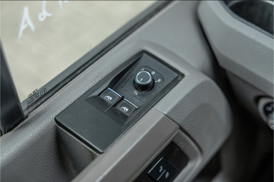 Volkswagen Crafter 2.0 TDI 177PK L3H3 DSG | L+R Schuifdeur | Bi-Xenon | ACC | Standkachel | CarPlay | Camera | Trekhaak | Stoelverwarming | Nieuwe APK | Euro 6