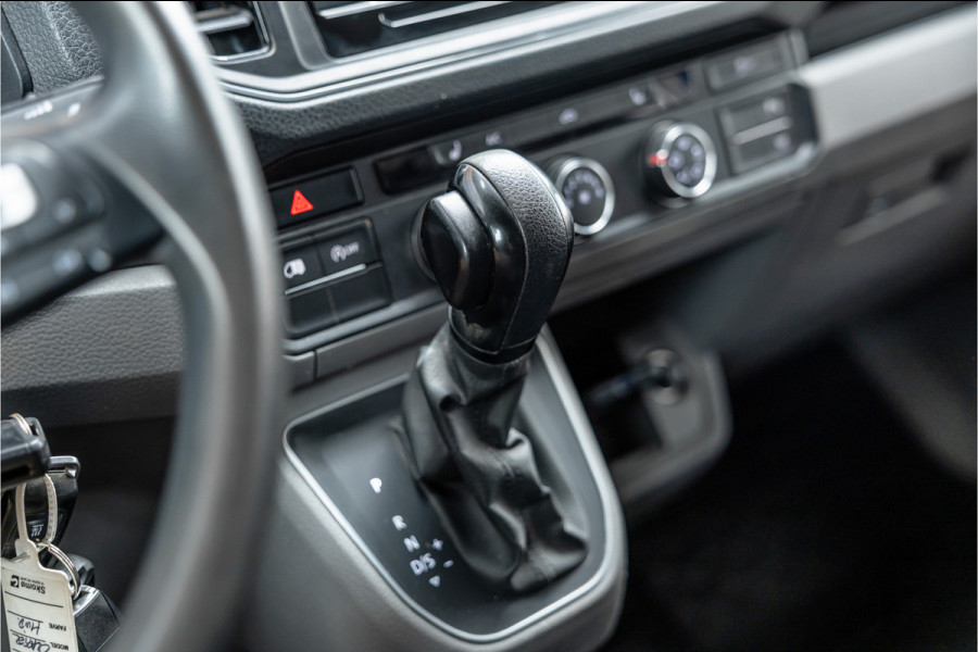 Volkswagen Crafter 2.0 TDI 177PK L3H3 DSG | L+R Schuifdeur | Bi-Xenon | ACC | Standkachel | CarPlay | Camera | Trekhaak | Stoelverwarming | Nieuwe APK | Euro 6