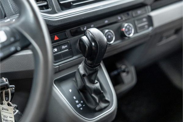 Volkswagen Crafter 2.0 TDI 177PK L3H3 DSG | L+R Schuifdeur | Bi-Xenon | ACC | Standkachel | CarPlay | Camera | Trekhaak | Stoelverwarming | Nieuwe APK | Euro 6
