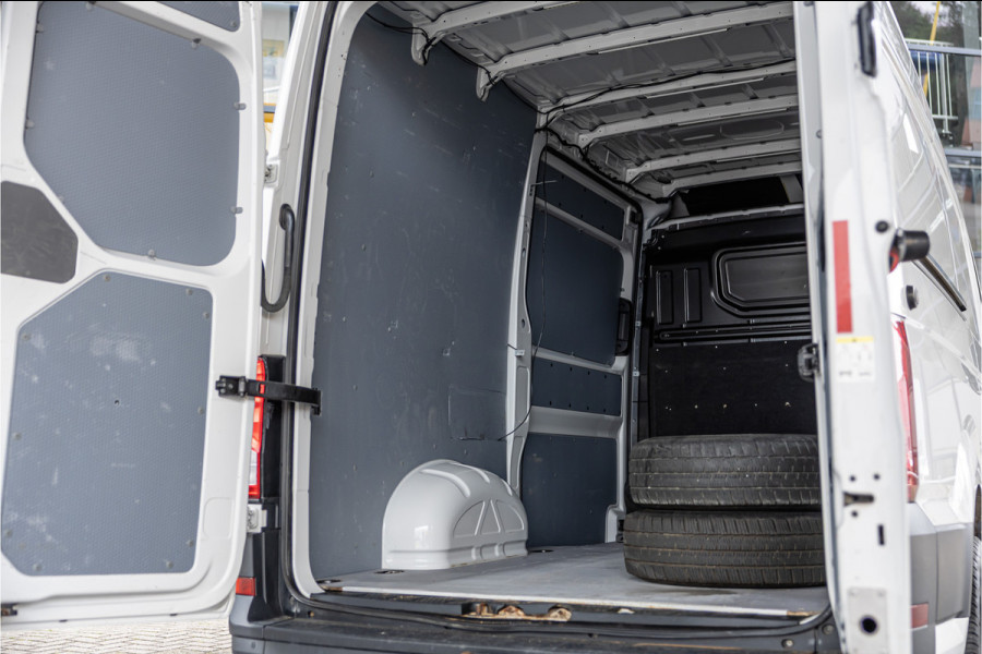 Volkswagen Crafter 2.0 TDI 177PK L3H3 DSG | L+R Schuifdeur | Bi-Xenon | ACC | Standkachel | CarPlay | Camera | Trekhaak | Stoelverwarming | Nieuwe APK | Euro 6