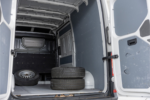 Volkswagen Crafter 2.0 TDI 177PK L3H3 DSG | L+R Schuifdeur | Bi-Xenon | ACC | Standkachel | CarPlay | Camera | Trekhaak | Stoelverwarming | Nieuwe APK | Euro 6