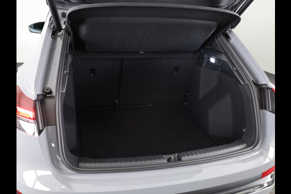 Audi Q4 e-tron 45 S edition Competition e-tron 82 kWh 286 pk | Navigatie | Stoelverwarming | Assistentiepakket plus | Comfortpakket | Ambient lichtpakket | Optiekpakket zwart plus | 20 inch Lichtmetalen velgen