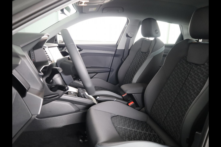 Audi A1 Sportback Advanced edition 25 TFSI 95 pk | LED verlichting voor+ achter | Optiekpakket zwart plus | Sportstoelen voor | Buitenspiegels inklapbaar |