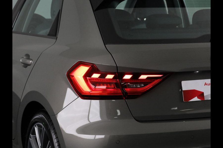 Audi A1 Sportback Advanced edition 25 TFSI 95 pk | LED verlichting voor+ achter | Optiekpakket zwart plus | Sportstoelen voor | Buitenspiegels inklapbaar |