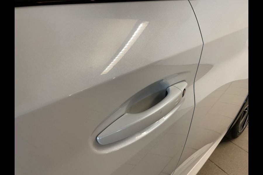 Peugeot 208 1.2 PureTech GT Pack 130PK AUTOMAAT PARELMOER WIT AIRCO CLIMA NAVI CRUISE KEYLESS APPLE CARPLAY PRIVACYGLAS NIEUWSTAAT