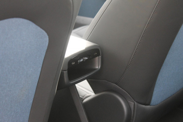 Volvo EX30 Single Motor Extended Range Ultra 69 kWh Semi elektrisch wegklapbare trekhaak / Verwarmbare voorstoelen / Panoramisch glazen dak / Google Infotainment