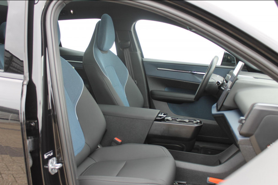 Volvo EX30 Single Motor Extended Range Ultra 69 kWh Semi elektrisch wegklapbare trekhaak / Verwarmbare voorstoelen / Panoramisch glazen dak / Google Infotainment