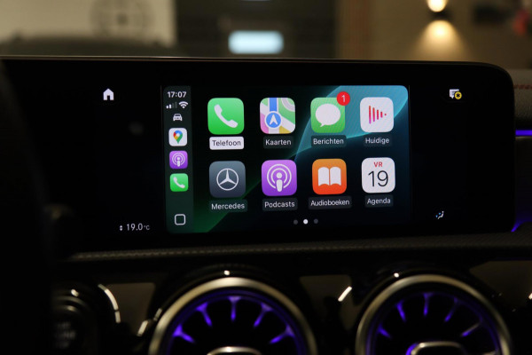 Mercedes-Benz A-Klasse 250 e Premium Plus AMG NIGHT PAKKET PANO/BLACKSTYLE/CARPLAY/CAM/BOMVOL