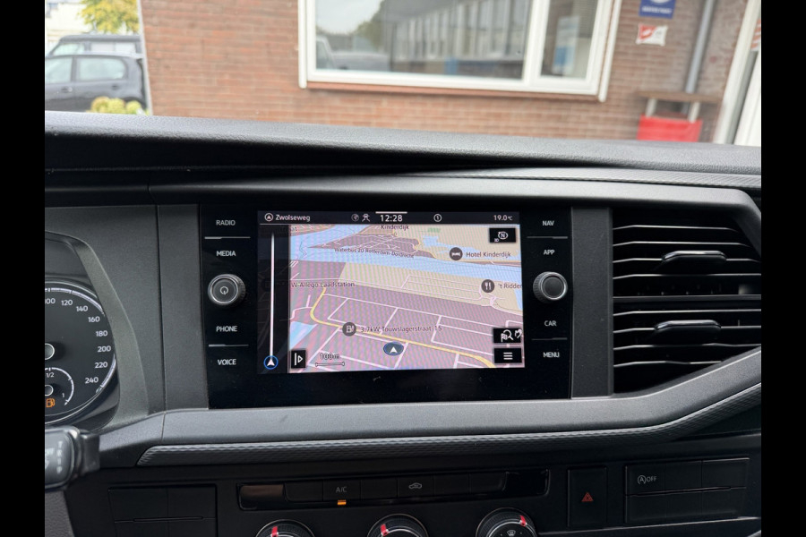 Volkswagen Transporter 2.0 TDI L2H1 Trekhaak / App connect / Imperiaal / cruise