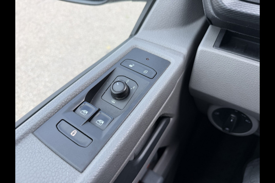 Volkswagen Transporter 2.0 TDI L2H1 Trekhaak / App connect / Imperiaal / cruise