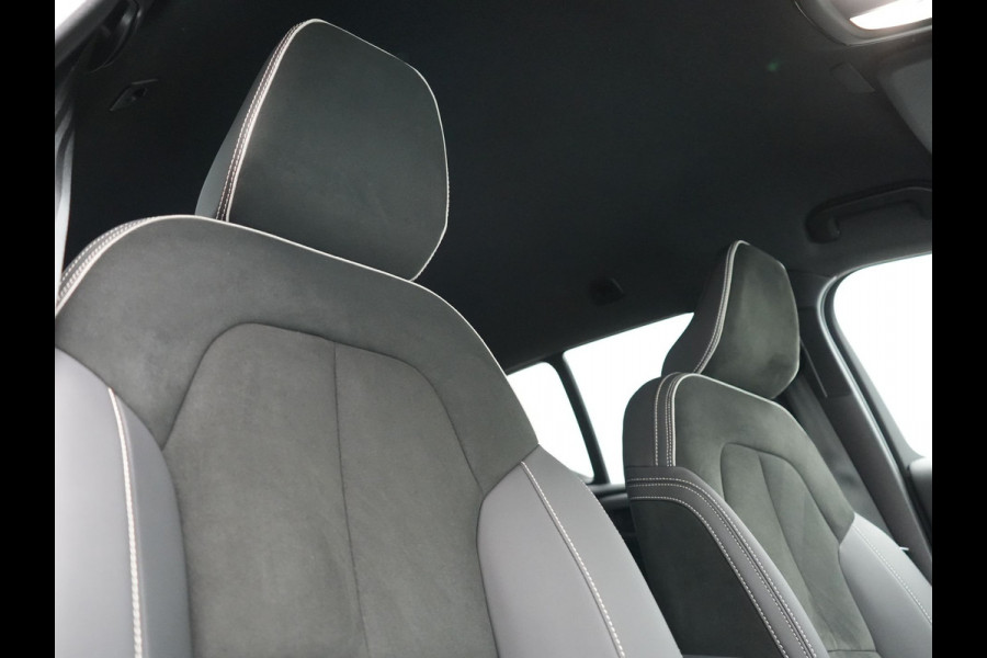 Volvo XC40 Recharge P8 AWD Twin Ultimate 408pk Dealer O.H | Trekhaak Af Fabriek | Adaptive Cruise | Camera | Warmtepomp | Alcantara Sportstoelen Verwarmd | Keyless | Apple Carplay | Pilot Assist | BLIS | Navigatie | Virtual | DAB | 20"L.M |
