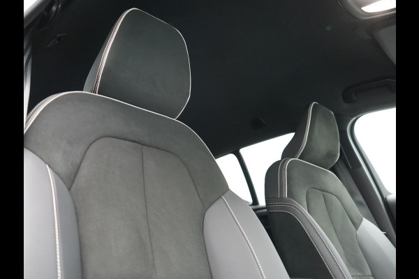 Volvo XC40 Recharge P8 AWD Twin Ultimate 408pk Dealer O.H | Trekhaak Af Fabriek | Adaptive Cruise | Camera | Warmtepomp | Alcantara Sportstoelen Verwarmd | Keyless | Apple Carplay | Pilot Assist | BLIS | Navigatie | Virtual | DAB | 20"L.M |