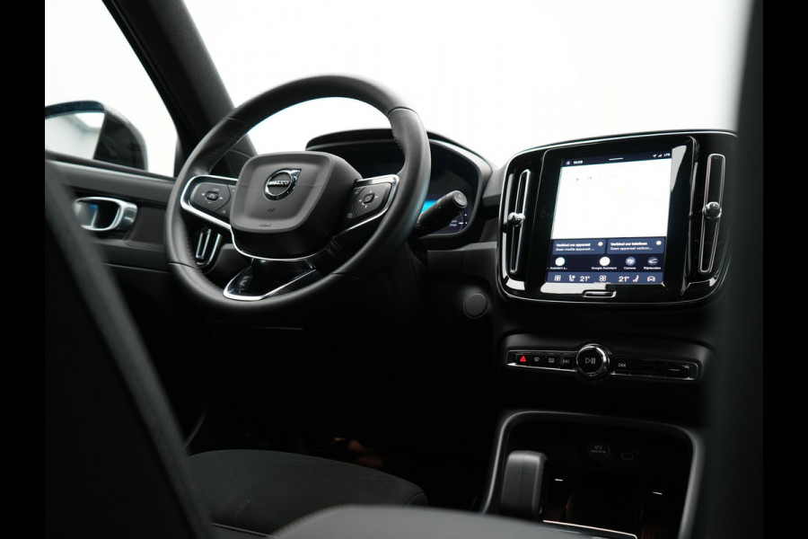 Volvo XC40 Recharge P8 AWD Twin Ultimate 408pk Dealer O.H | Trekhaak Af Fabriek | Adaptive Cruise | Camera | Warmtepomp | Alcantara Sportstoelen Verwarmd | Keyless | Apple Carplay | Pilot Assist | BLIS | Navigatie | Virtual | DAB | 20"L.M |