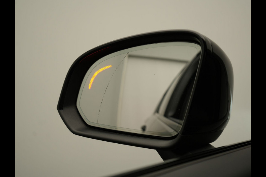 Volvo XC40 Recharge P8 AWD Twin Ultimate 408pk Dealer O.H | Trekhaak Af Fabriek | Adaptive Cruise | Camera | Warmtepomp | Alcantara Sportstoelen Verwarmd | Keyless | Apple Carplay | Pilot Assist | BLIS | Navigatie | Virtual | DAB | 20"L.M |