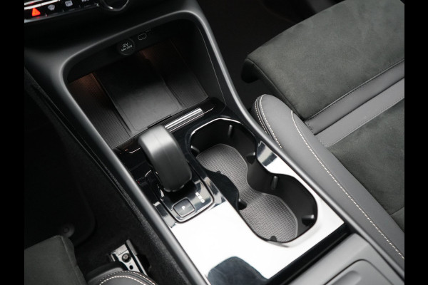 Volvo XC40 Recharge P8 AWD Twin Ultimate 408pk Dealer O.H | Trekhaak Af Fabriek | Adaptive Cruise | Camera | Warmtepomp | Alcantara Sportstoelen Verwarmd | Keyless | Apple Carplay | Pilot Assist | BLIS | Navigatie | Virtual | DAB | 20"L.M |