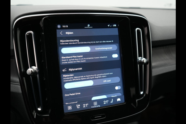 Volvo XC40 Recharge P8 AWD Twin Ultimate 408pk Dealer O.H | Trekhaak Af Fabriek | Adaptive Cruise | Camera | Warmtepomp | Alcantara Sportstoelen Verwarmd | Keyless | Apple Carplay | Pilot Assist | BLIS | Navigatie | Virtual | DAB | 20"L.M |