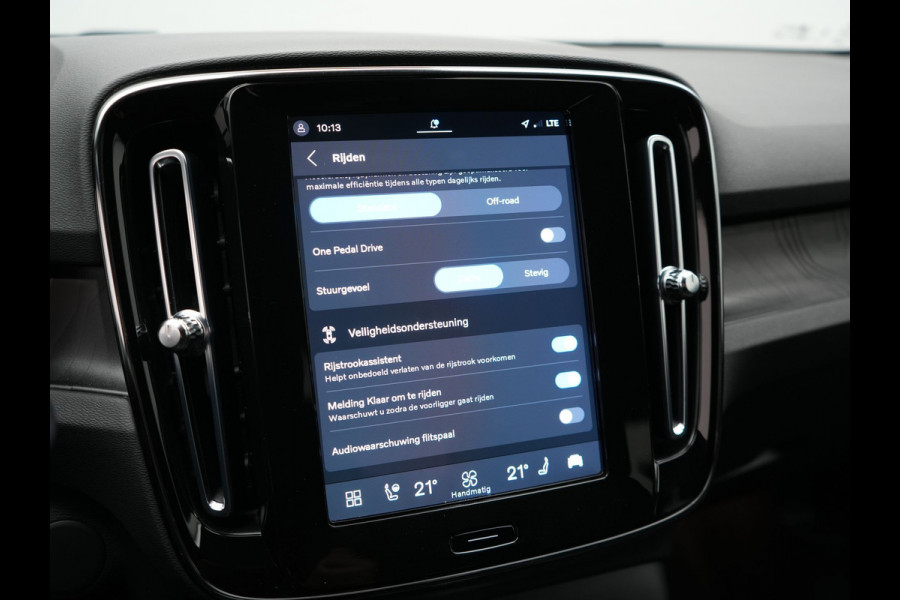 Volvo XC40 Recharge P8 AWD Twin Ultimate 408pk Dealer O.H | Trekhaak Af Fabriek | Adaptive Cruise | Camera | Warmtepomp | Alcantara Sportstoelen Verwarmd | Keyless | Apple Carplay | Pilot Assist | BLIS | Navigatie | Virtual | DAB | 20"L.M |