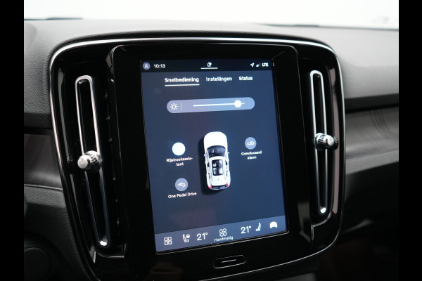 Volvo XC40 Recharge P8 AWD Twin Ultimate 408pk Dealer O.H | Trekhaak Af Fabriek | Adaptive Cruise | Camera | Warmtepomp | Alcantara Sportstoelen Verwarmd | Keyless | Apple Carplay | Pilot Assist | BLIS | Navigatie | Virtual | DAB | 20"L.M |