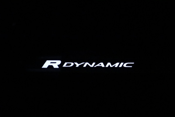 Land Rover Discovery Sport P300e 1.5 R-Dynamic S Black Edition / PANO / ACC / KEYLESS / CAMERA / STOELVERW