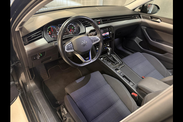 Volkswagen Passat Variant 1.4 TSI PHEV GTE Business 18"/SOH 96%/Panoramadak/Trekhaak/Camera/PDC v+a/Elektrische klep/Apple Carplay & Android Auto