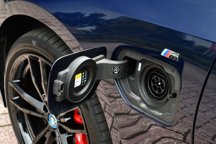 BMW 3 Serie Touring 330e xDrive M-Sport Pro Pano DA-Prof 360 HUD H/K E-zetels 19inch