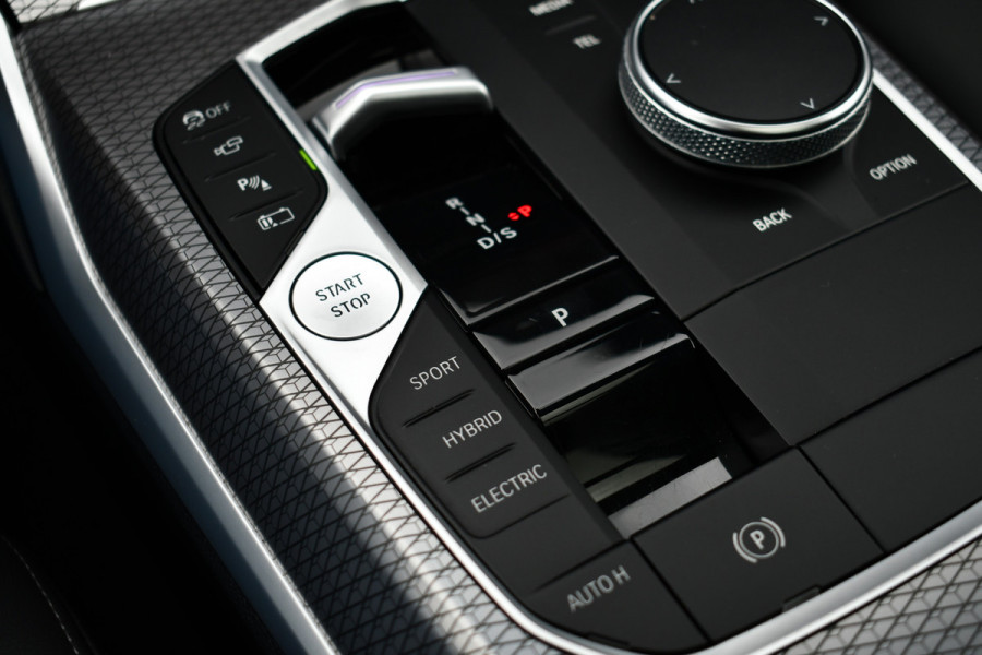 BMW 3 Serie Touring 330e xDrive M-Sport Pro Pano DA-Prof 360 HUD H/K E-zetels 19inch