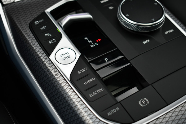BMW 3 Serie Touring 330e xDrive M-Sport Pro Pano DA-Prof 360 HUD H/K E-zetels 19inch