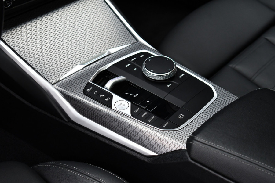 BMW 3 Serie Touring 330e xDrive M-Sport Pro Pano DA-Prof 360 HUD H/K E-zetels 19inch
