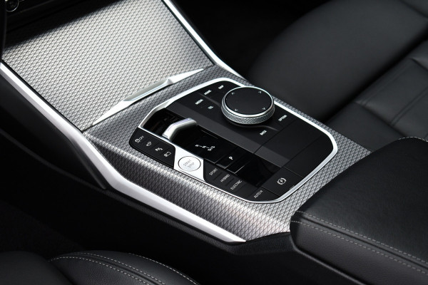 BMW 3 Serie Touring 330e xDrive M-Sport Pro Pano DA-Prof 360 HUD H/K E-zetels 19inch