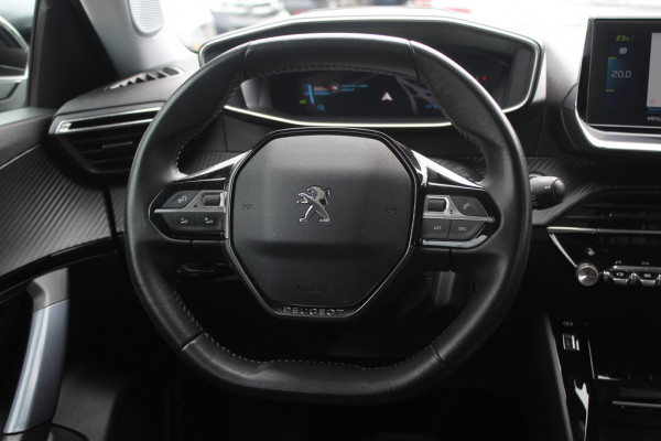 Peugeot e-2008 EV Allure Pack 50 kWh / SoH 91 % / Camera / Keyless / CarPlay / Half Leder / 17'' / Stoelverwarming / DAB / Cruise Control