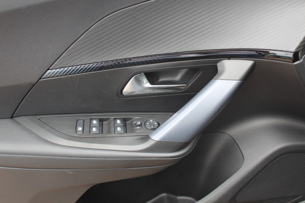 Peugeot e-2008 EV Allure Pack 50 kWh / SoH 91 % / Camera / Keyless / CarPlay / Half Leder / 17'' / Stoelverwarming / DAB / Cruise Control