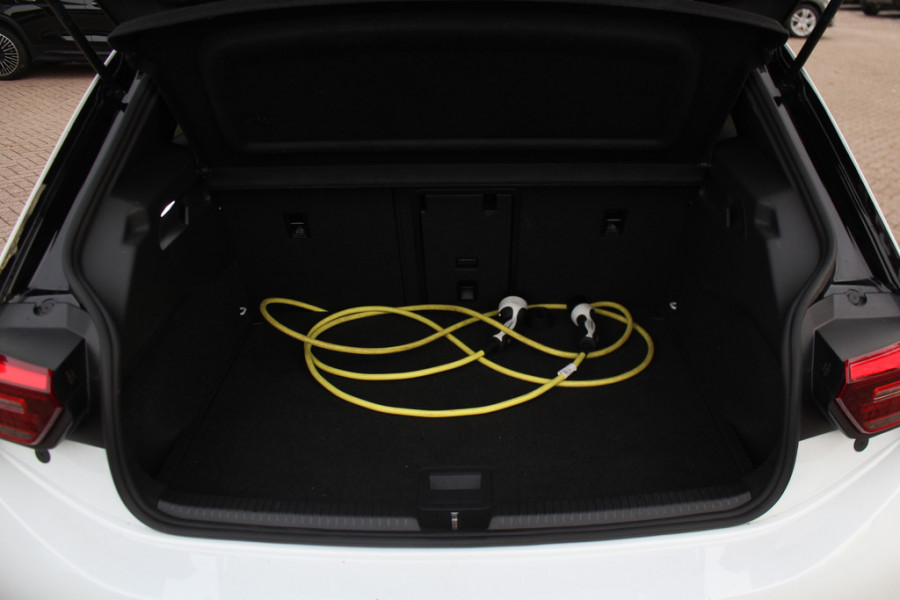 Volkswagen ID.3 First Max 58 kWh / SOH 92,3% / Full option! / Panoramadak / Camera / Head-up / Keyless / 20'' / ACC / Dodehoek / Elektr. stoelen / Massage / Navigatie / Stuurverwarming