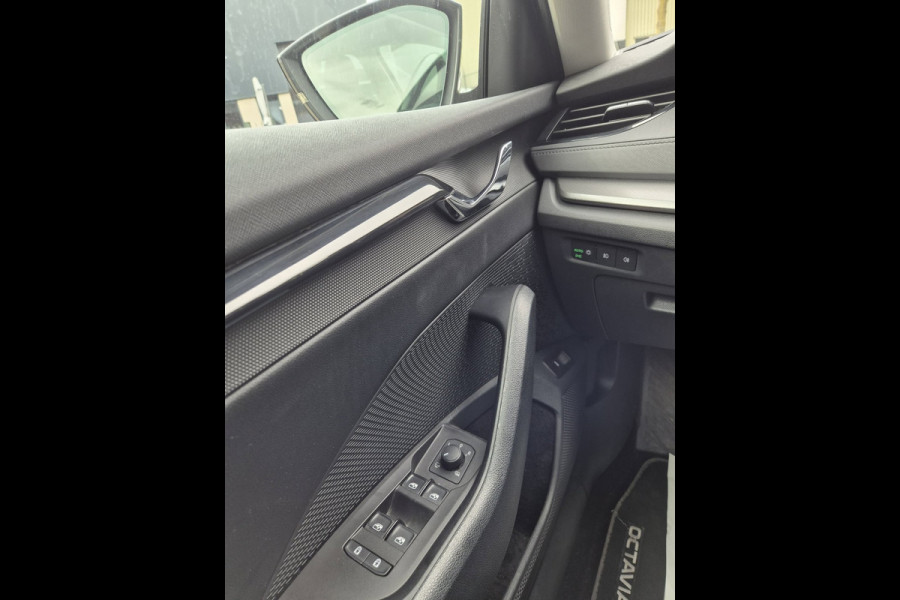 Škoda Octavia Combi e-TSI Business Edition Automaat CarPlay ACC Adaptieve Cruise LED LM Velgen NAP 1.0 e-TSI Business Edition