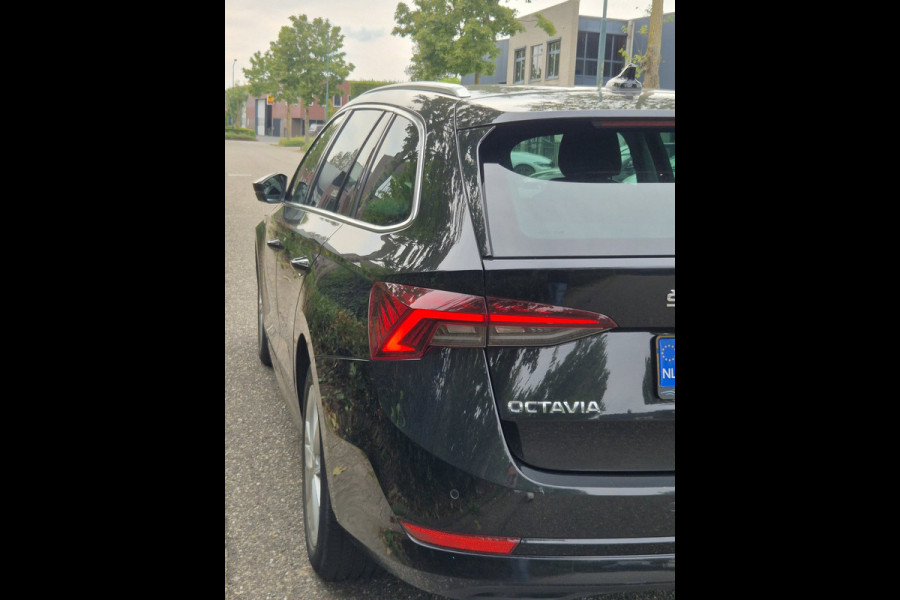 Škoda Octavia Combi e-TSI Business Edition Automaat CarPlay ACC Adaptieve Cruise LED LM Velgen NAP 1.0 e-TSI Business Edition